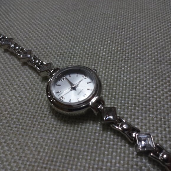 Vintage AVON Ladies Sparkling Crystal Silver Tone Watch Size 7.3" (NEW) - Picture 4 of 4